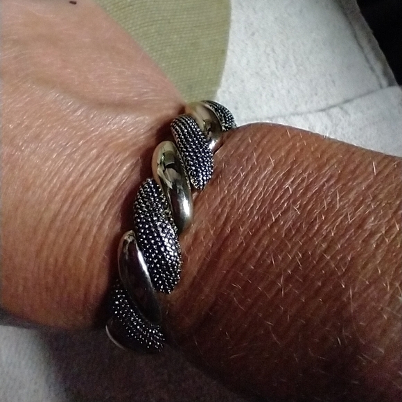 Goldtone stretch metal link bracelet - Picture 1 of 4